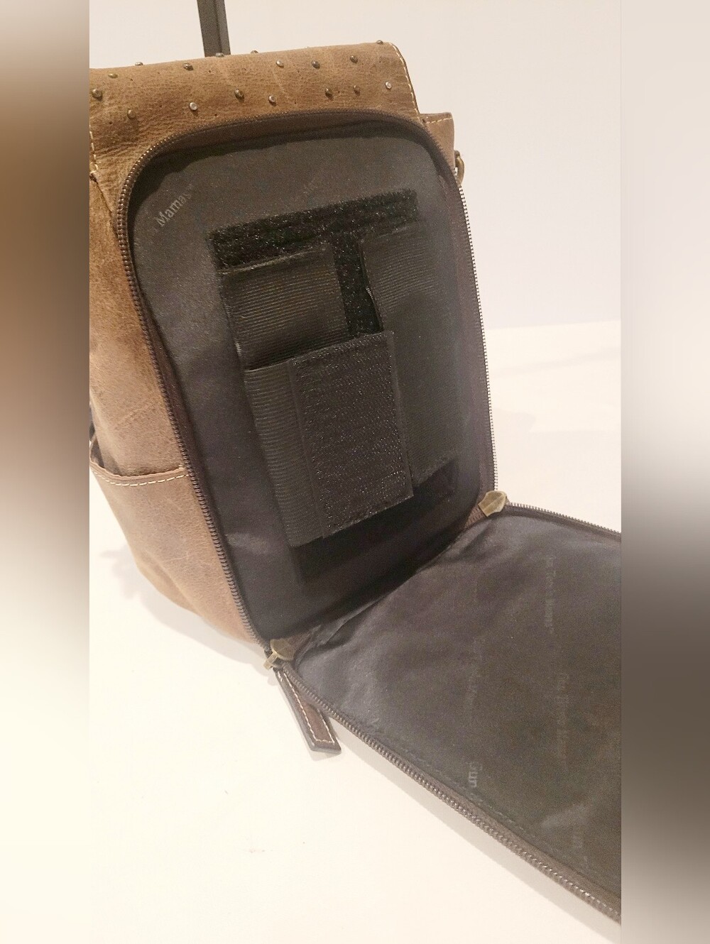 Gun Tote'n Mamas Distressed Leather Conceal Carry Crossbody - Picture 4 of 14